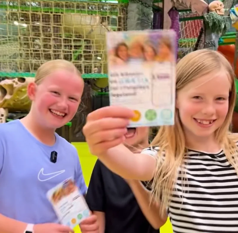Børn hos Funplays viser Min Klasses kampagnemateriale