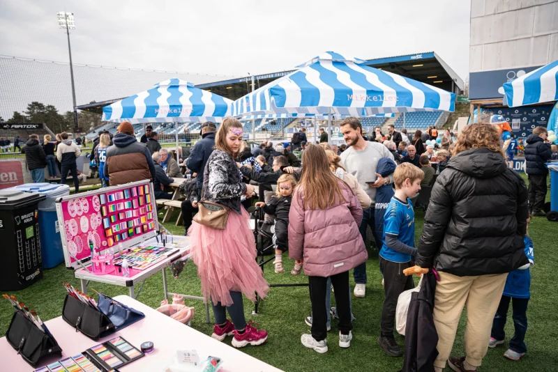 Børn og familier i stadionområdet ved Klassekampen
