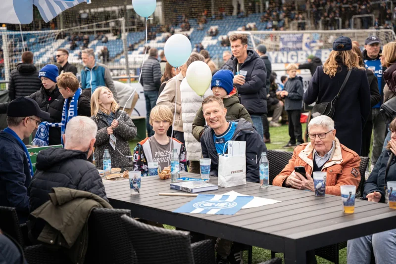 Børn og voksne samlet ved Min Klasses stand med balloner på Lyngby Stadion
