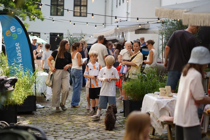 Familier og børn på Børnenes Dag hos Brede Høker