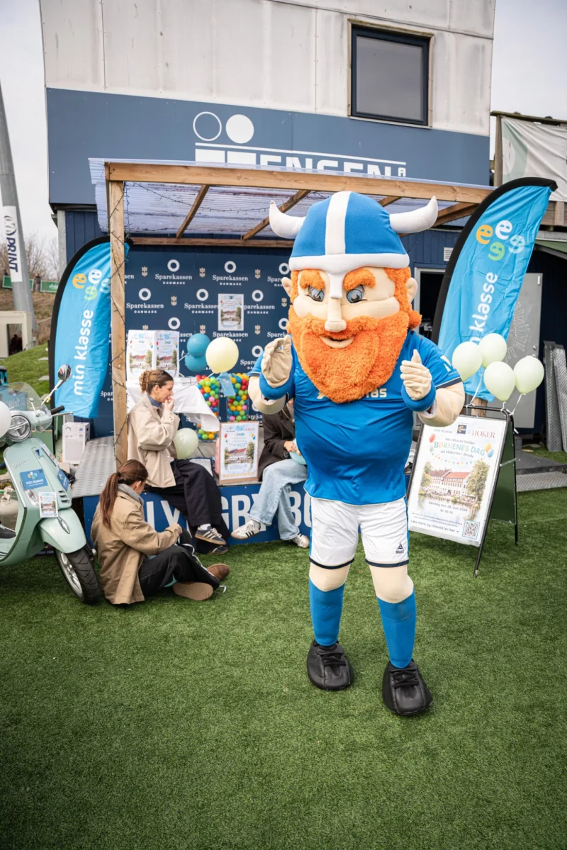 Lyngby Boldklubs maskot foran Min Klasses stand
