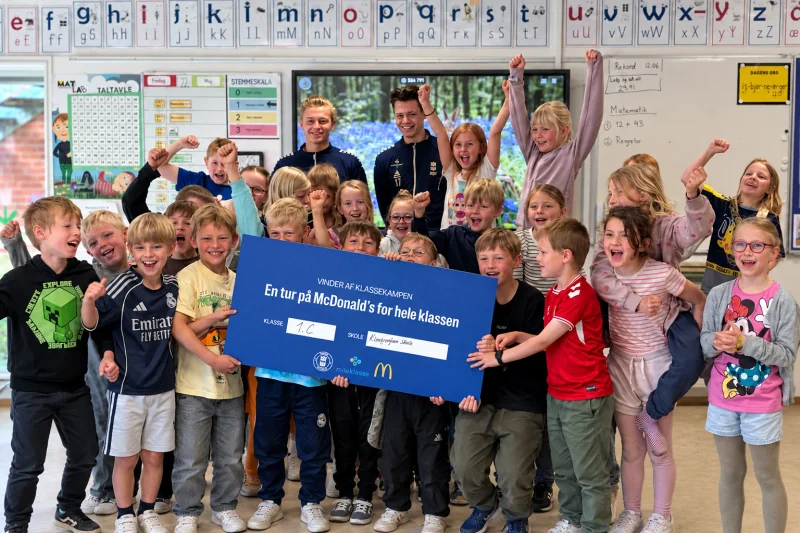 Vinderklassen 2026 jubler med checken: en tur på McDonald’s for hele klassen
